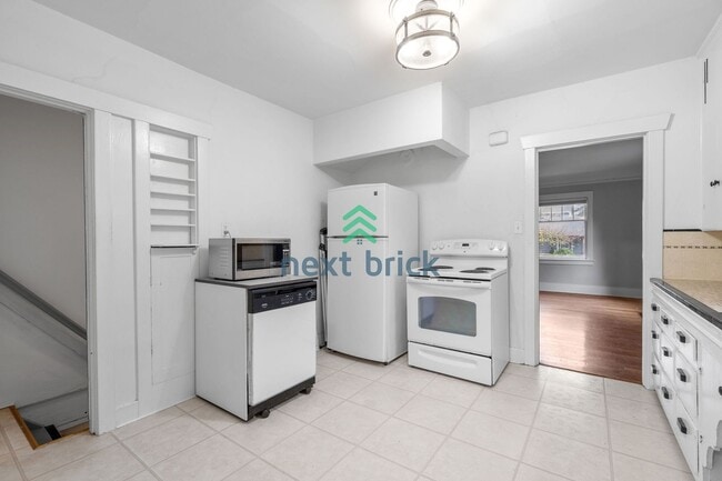 Building Photo - A beautiful 3 bed and 1 bathroom house for rent