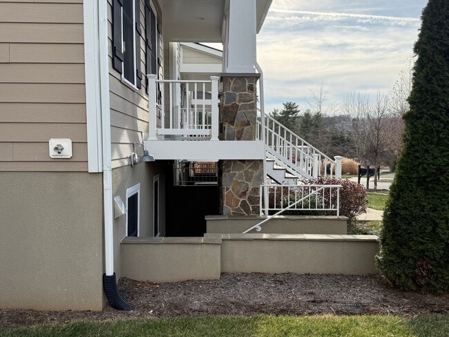 Building Photo - 514-B Trailside Avenue - Cozy 1BR Apartment on Pantops!