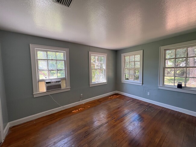 Building Photo - Beautiful 3 bedroom/1 bath Cottage with La...