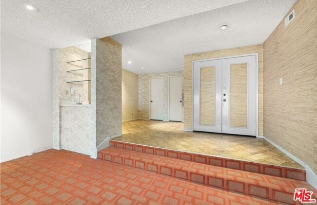 Building Photo - 321 N Oakhurst Dr