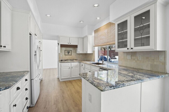 Building Photo - Gorgeous Costa Mesa Home in Gated Community!