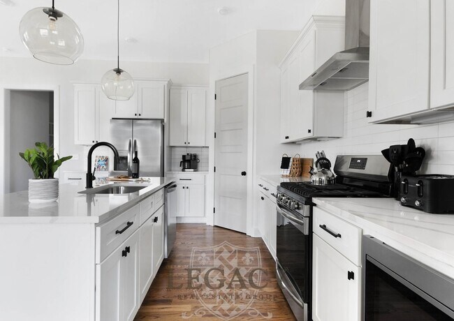 Building Photo - 2027 Rosemary Ln