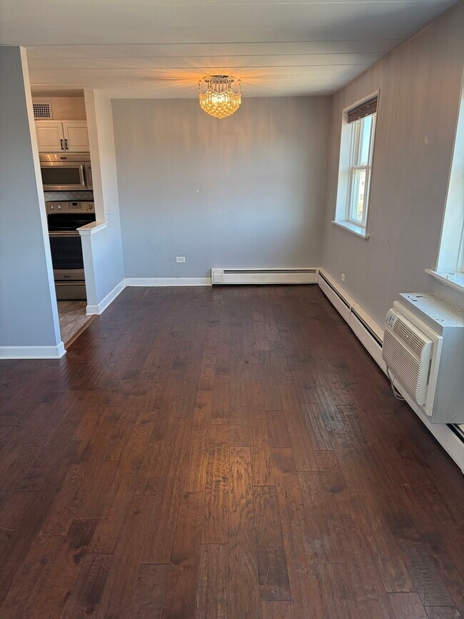 Building Photo - 6161 N Hoyne Ave