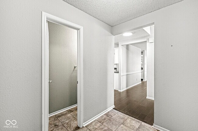 Building Photo - 5641 Buck Dr