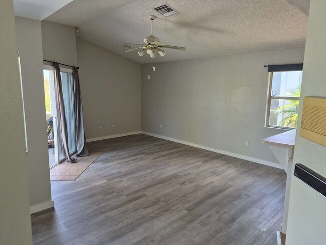 Building Photo - "Spacious 1732 Sq Ft 3-Bed, 2 Baths, in Tarpon Springs!"
