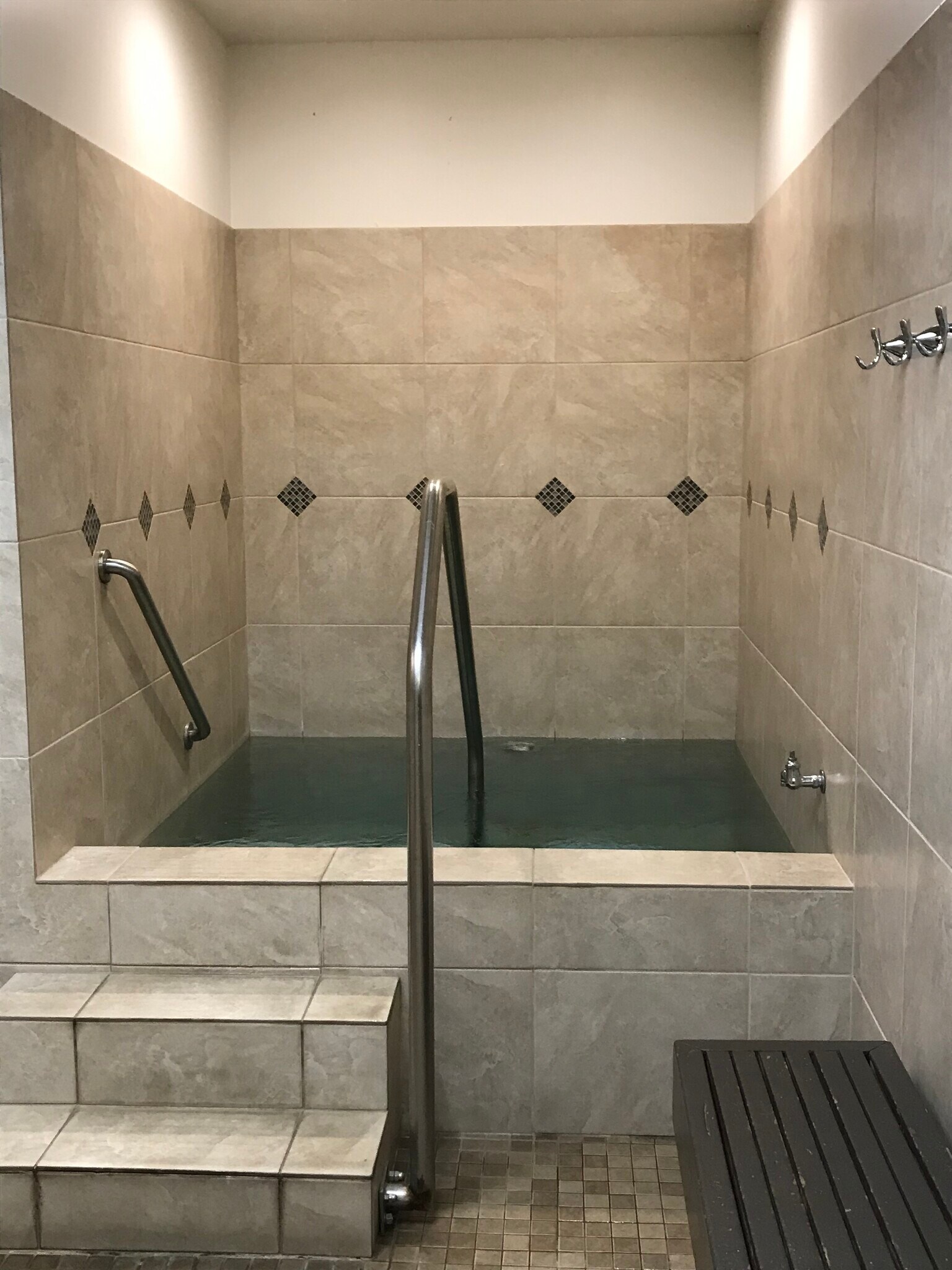 Hot Spa - 501 Hahaione St