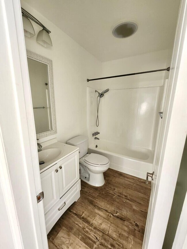 Building Photo - Beautiful and spacious condo in Tarzana!