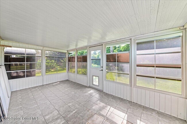 Building Photo - 2165 Redwood Cir
