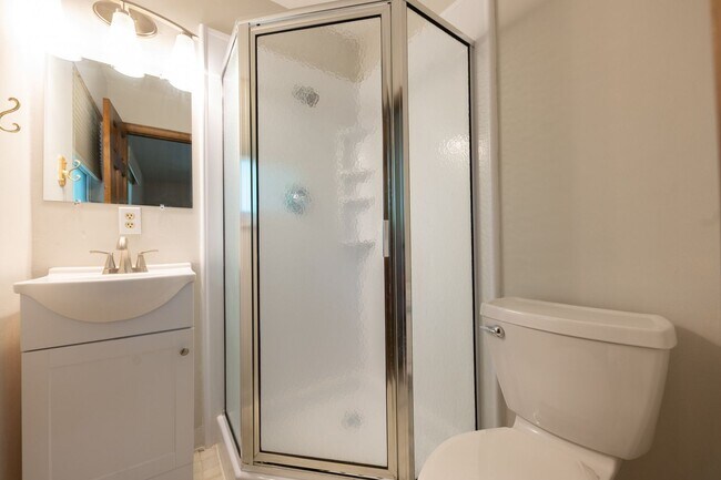 Building Photo - Anderson - Updated and spacious 3 bed 2.5 ...