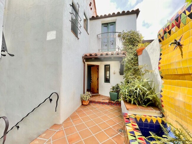 Building Photo - Spanish Style Downtown Townhome