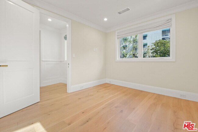 Building Photo - 1153 S Clark Dr