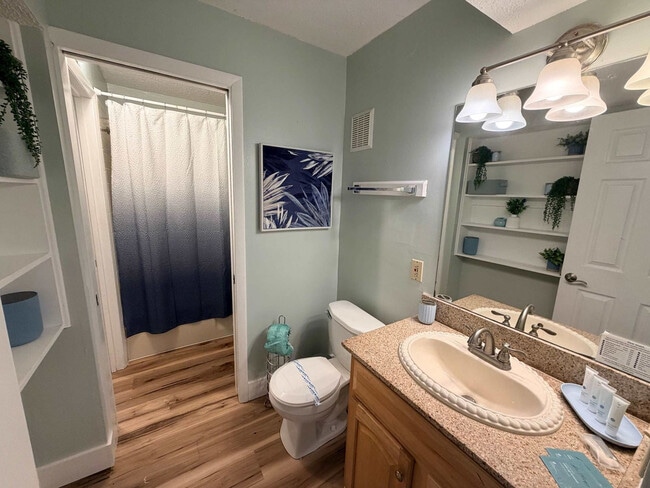 Building Photo - 8743 Thomas Dr