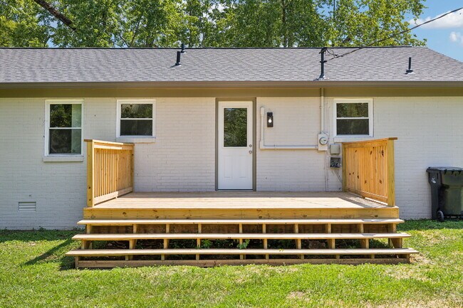 Building Photo - 132 Elaine Dr