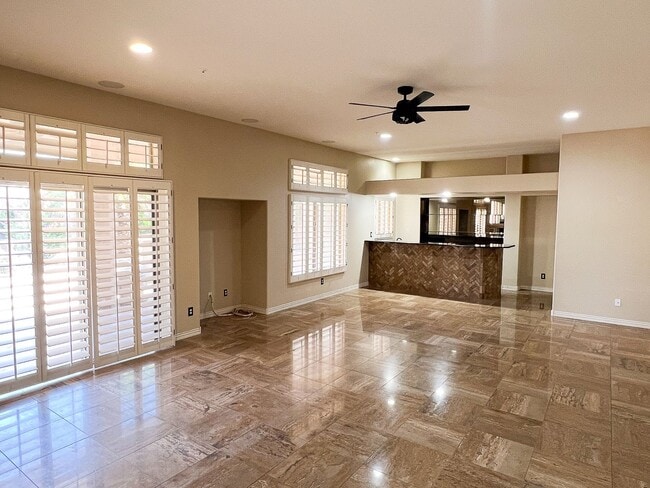 Building Photo - Stunning 5 bed/ 3.5 Bath in Pleasant Valley