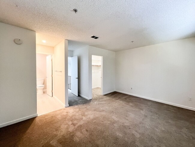 Building Photo - Spacious 2 Bed/2.5 Bath Napa Condo in Peac...