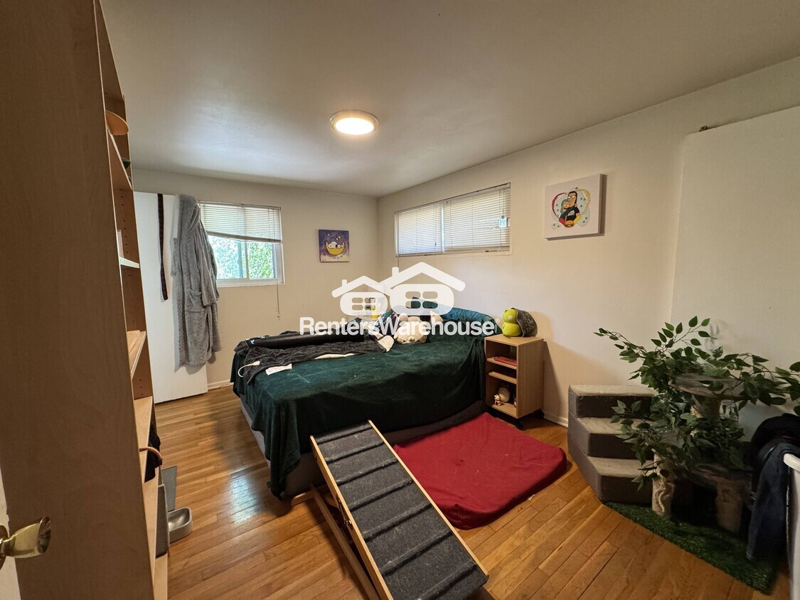 Building Photo - 8281 Solana Dr