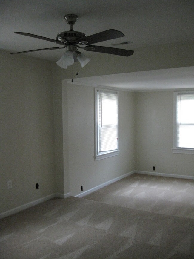 Building Photo - Beautiful 2BR single family with detached ...