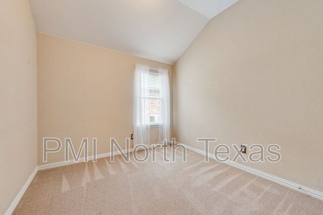 Building Photo - 1732 Bluebird Dr