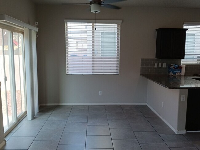 Building Photo - Spacious 3 bedroom, 2.5 bathroom home! Showings available NOW!