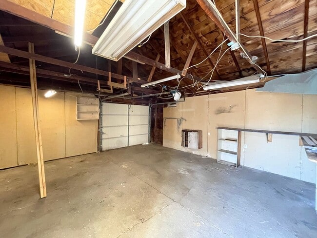 Building Photo - 3 Bedroom 1 Bathroom House