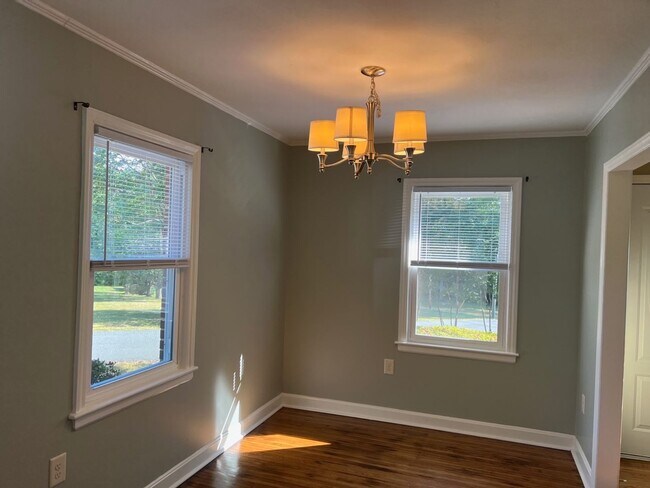 Building Photo - Three bedroom, 1 bath house in Burlington