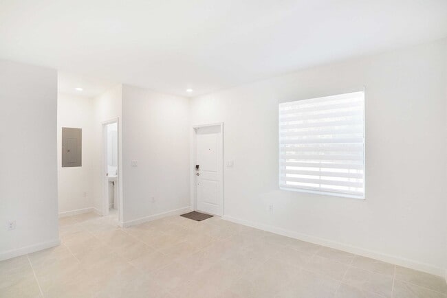Building Photo - Brand new Townhome 3/2.5  Maximum 2 Cars