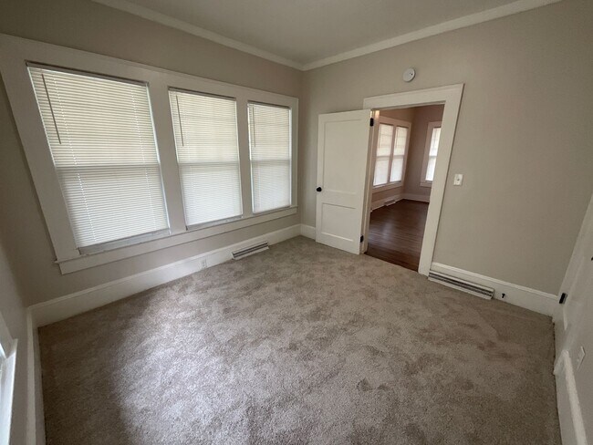 Building Photo - Charming 3 bedroom/1.5 bathroom REMODELED home close to High Point University