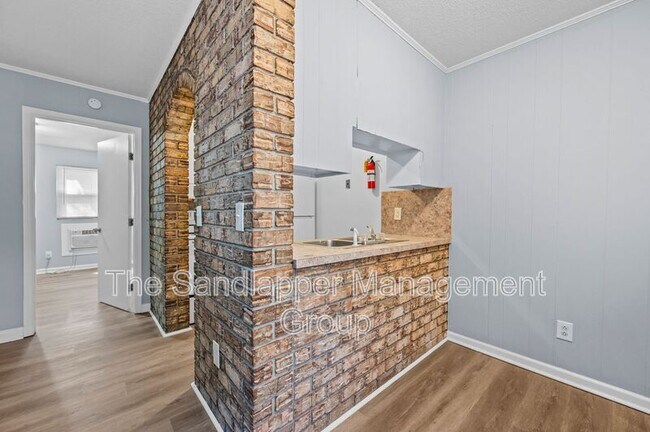 Building Photo - 1215 Mosstree Rd