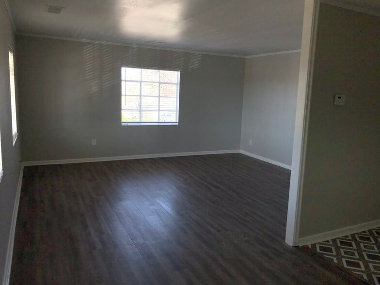 Building Photo - 2914 Vickie Dr. Apt. D