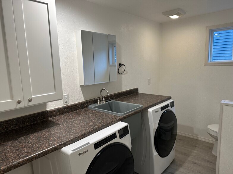 Building Photo - 1160 Park Ave