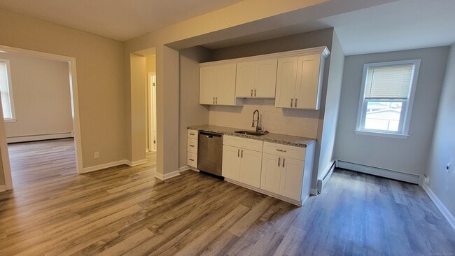 Building Photo - 296 Bradley St
