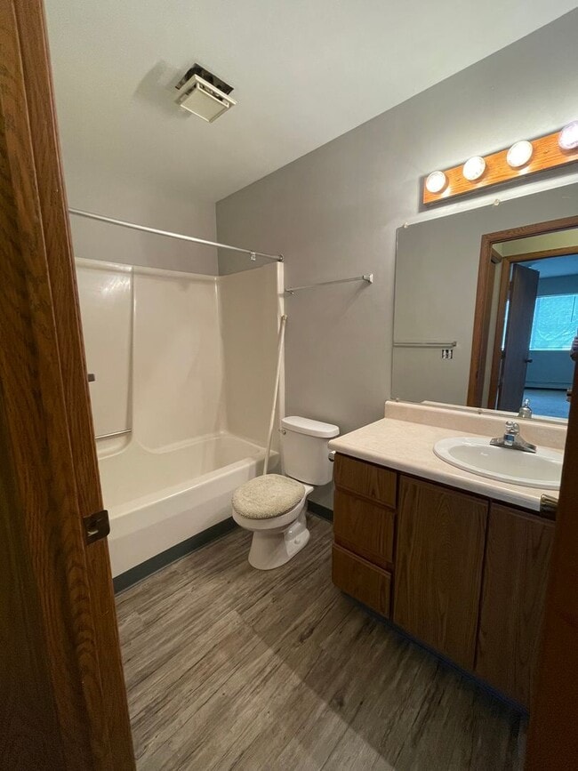 Building Photo - Large One Bedroom Apartment! Washer and Dryer in Unit!