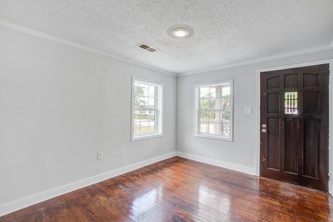 Building Photo - Modern Prime Location Near Park Circle