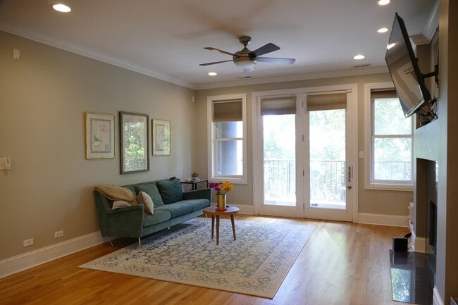 Building Photo - 3024 N Sheffield Ave