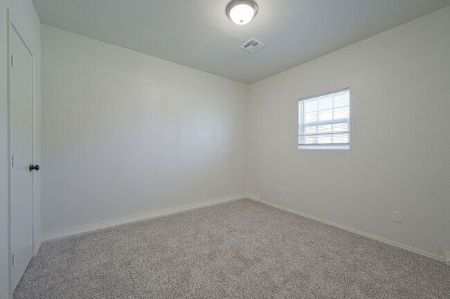 Building Photo - 5954 NW 35th St