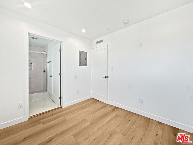 Building Photo - 1522 Burnside Ave