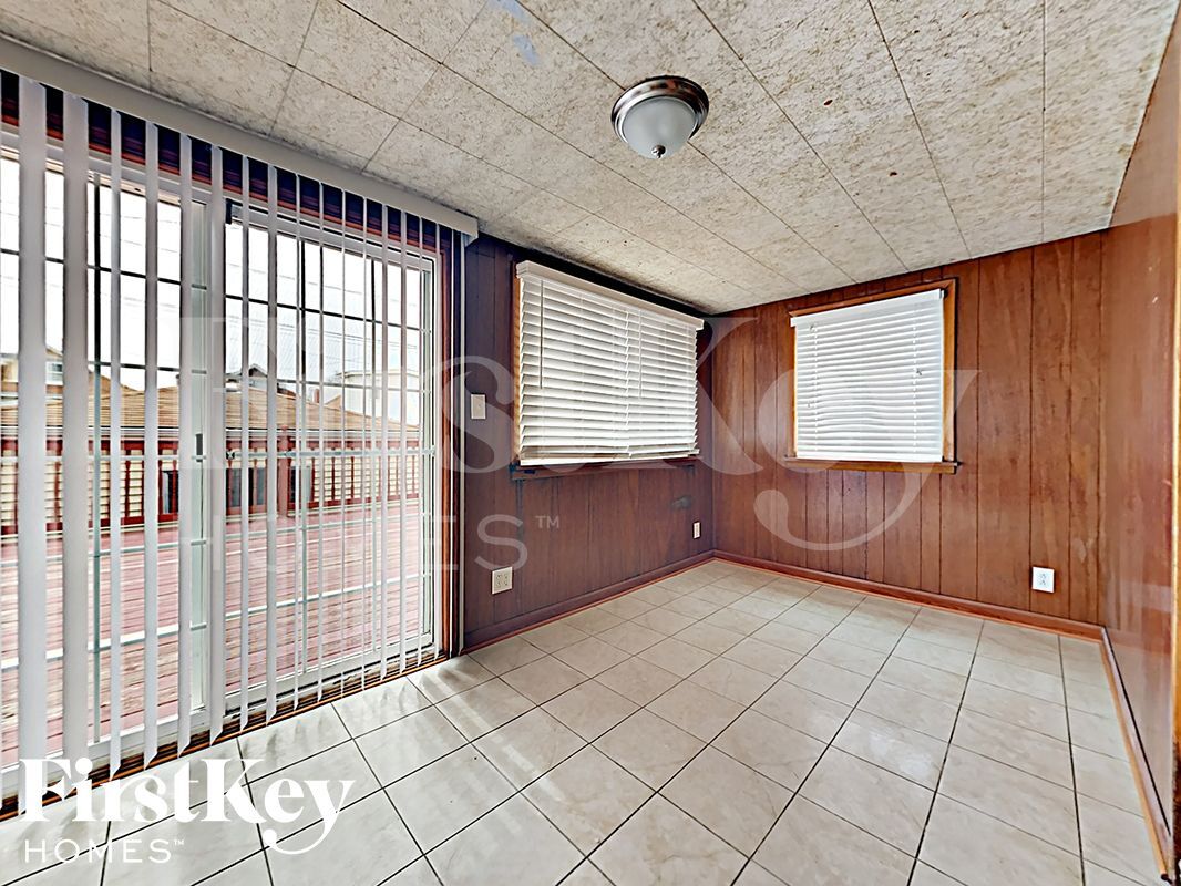 Building Photo - 5143 W Fletcher St