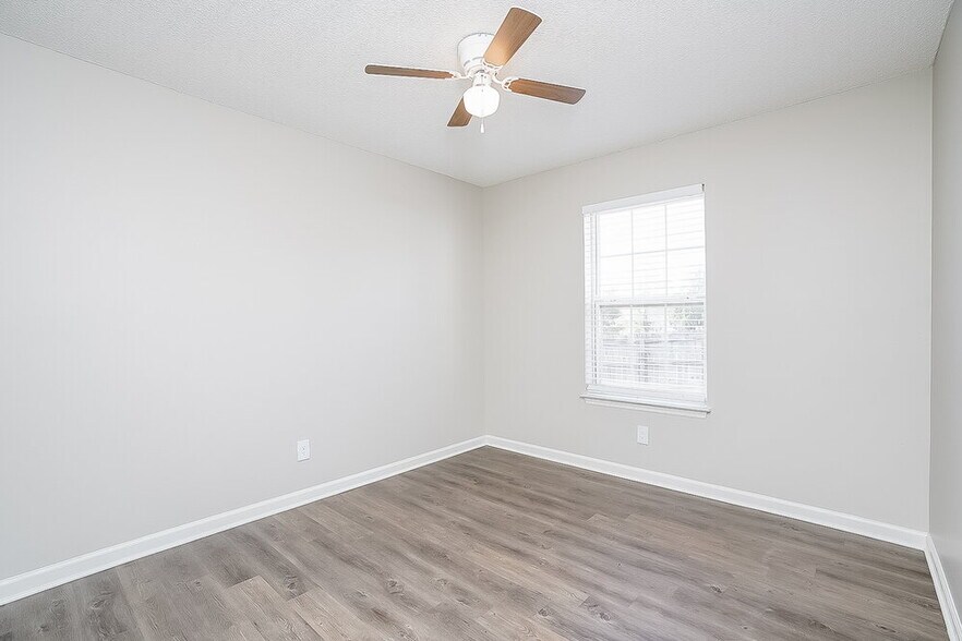 Building Photo - 331 Lake Forest Dr