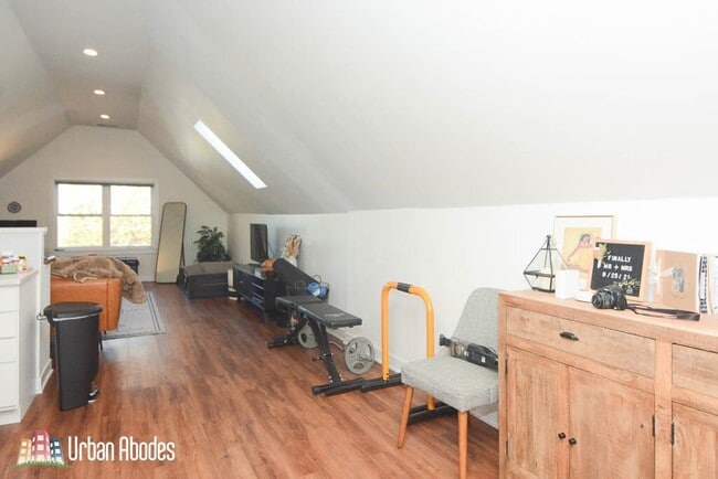 Building Photo - 3031 N Hamlin Ave