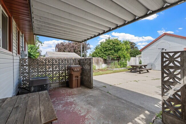 Building Photo - 112 W Amherst Ct