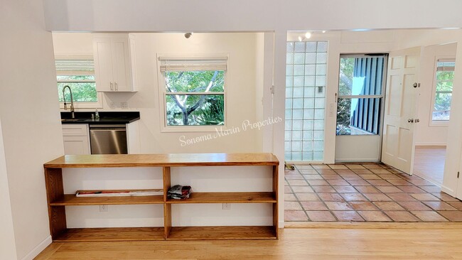 Building Photo - ~Stunning Remodeled 2 Bed/1 Bath Home in S...