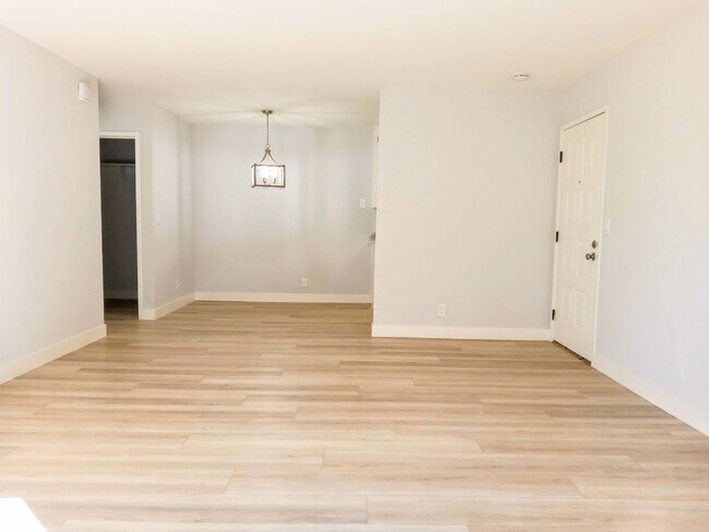 Building Photo - Refurbished Second Floor 1bd Condo With Pool & In-unit Laundry