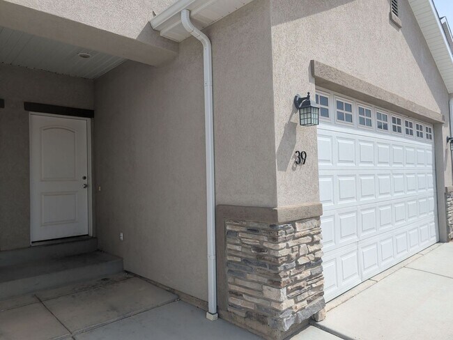Building Photo - 3 Bedroom Home Near Schools And Entertainment