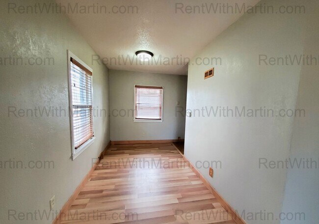 Building Photo - 1112-1114 Byron Ave