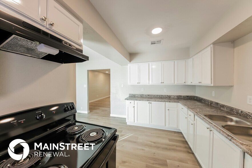 Building Photo - 4749 N 39th Dr