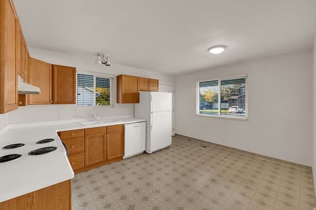 Building Photo - 916 Vics Rd