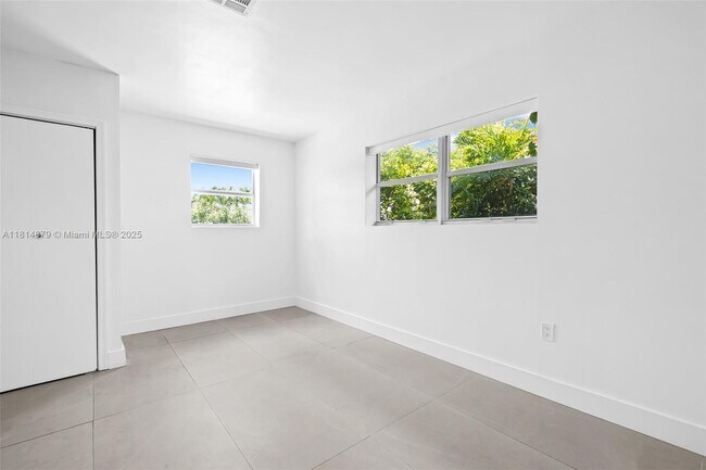Building Photo - 20515 NE 19th Ct