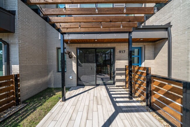 Building Photo - 917 Emerling Dr