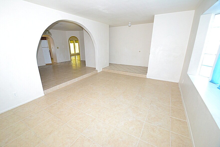 Building Photo - 6941 W Vermont Ave