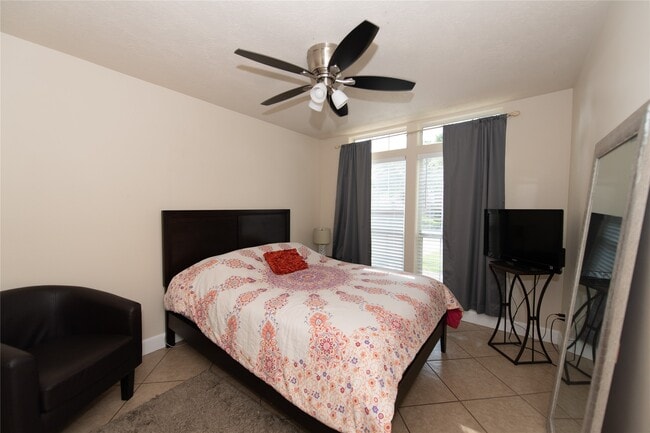 Building Photo - 1914 Lakeside Xing